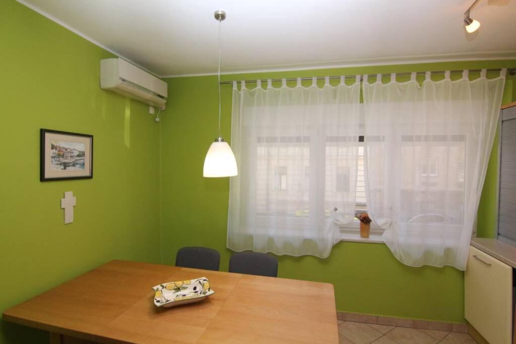 Fast Friend - Cozy Apartment In The Center With Private Garage Fiume Esterno foto