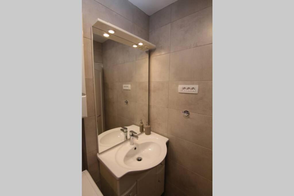 Fast Friend - Cozy Apartment In The Center With Private Garage Fiume Esterno foto