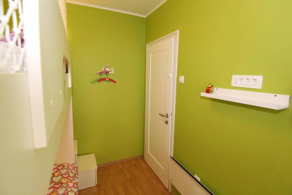 Fast Friend - Cozy Apartment In The Center With Private Garage Fiume Esterno foto