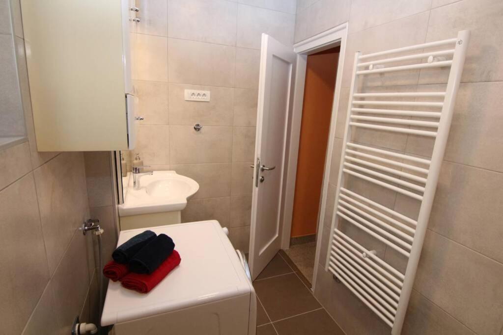 Fast Friend - Cozy Apartment In The Center With Private Garage Fiume Esterno foto