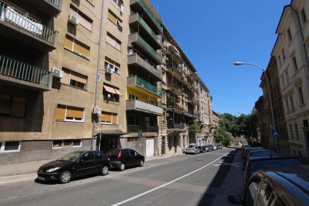 Fast Friend - Cozy Apartment In The Center With Private Garage Fiume Esterno foto
