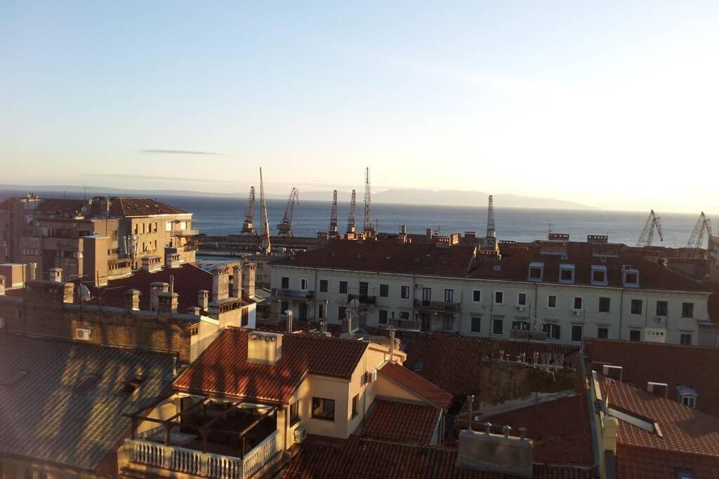 Fast Friend - Cozy Apartment In The Center With Private Garage Fiume Esterno foto